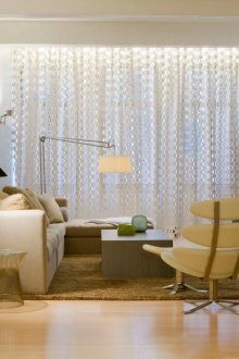 Λευκές κουρτίνες στο σαλόνι