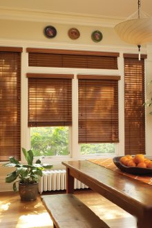 Καφέ περσίδες στο εσωτερικό της κουζίνας