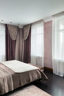 Πολυστρωματικές κουρτίνες στο εσωτερικό του υπνοδωματίου