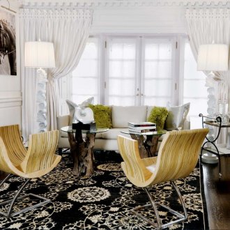 Λευκές κουρτίνες σε ένα φωτεινό σαλόνι