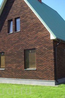 Καφέ τούβλο διαφόρων χρωμάτων στην πρόσοψη του σπιτιού