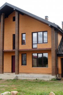 Σπίτι με κίτρινη επένδυση από τούβλα