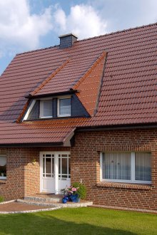 Μικρό σπίτι με πρόσοψη από τούβλα