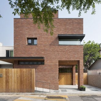 Μινιμαλιστικό σπίτι με επένδυση από κόκκινο τούβλο