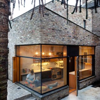 Πολύχρωμο τούβλο στην επένδυση ενός σύγχρονου σπιτιού