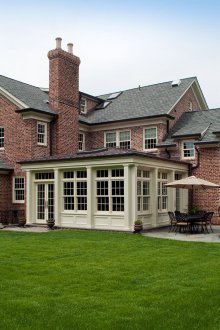 Κόκκινα και μαύρα τούβλα στην επένδυση σπιτιών