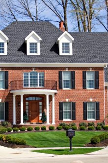 Όμορφη επένδυση από κόκκινο τούβλο