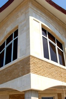 Ψιλοκομμένο τούβλο στην επένδυση του σπιτιού