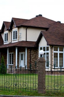 Καφέ τούβλο διαφόρων χρωμάτων στην επένδυση του σπιτιού