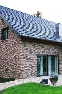 Πολύχρωμο τούβλο που βλέπει στο σπίτι