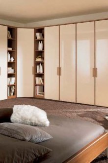 Καφέ και μπεζ γωνία ντουλάπα σε ένα ευρύχωρο υπνοδωμάτιο