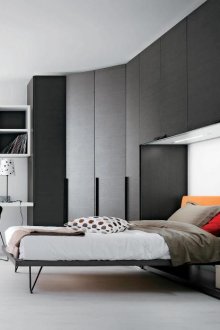 Μαύρο μεγάλο γωνιακό ντουλάπι