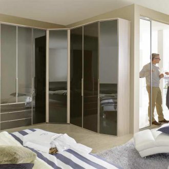 Μπεζ γραφείο με γυαλιστερές σκοτεινές πόρτες