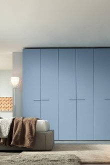 Γκρι ντουλάπα γωνιά στο υπνοδωμάτιο