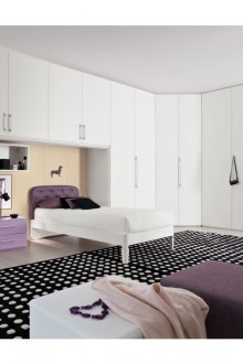 Λευκή ευρύχωρη γωνιά ντουλάπα στο υπνοδωμάτιο