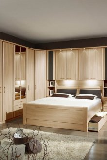 Γωνιακή ντουλάπα και κρεβάτι με το ίδιο ύφος