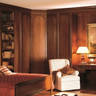 Ξύλινο γωνιακό ντουλάπι σε κλασικό εσωτερικό υπνοδωμάτιο