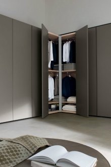 Σκούρο γκρι αρθρωτό ντουλάπι στο υπνοδωμάτιο