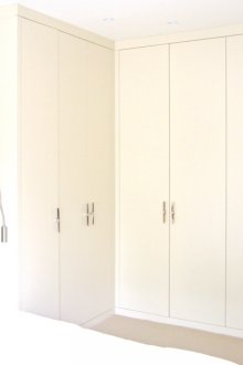 Φωτεινή μπεζ ντουλάπα στην κρεβατοκάμαρα