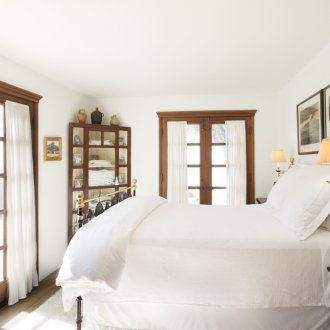 Μικρή γωνιακή ντουλάπα στην κρεβατοκάμαρα