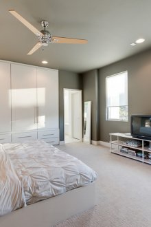 Λευκή ντουλάπα με εσωτερικό υπνοδωμάτιο