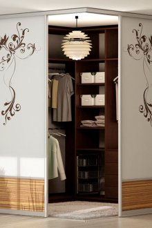 Γωνιακό δωμάτιο σε ξύλινο και πλαστικό υπνοδωμάτιο