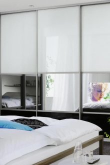 Veliki kutni ormar s ugrađenim TV-om u spavaćoj sobi