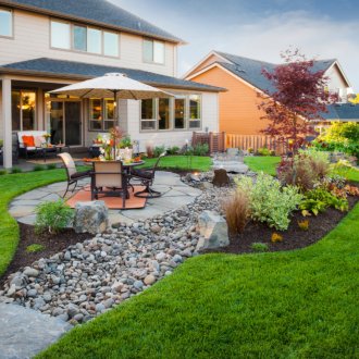 Διακόσμηση της αυλής με πέτρες, έπιπλα και φυτά