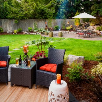 Ψωμί έπιπλα και φυτά στο σχεδιασμό της αυλής