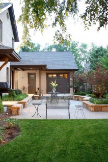 Σχεδιασμός αυλής ενός ιδιωτικού σπιτιού με φυτά και καθιστικό