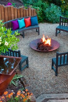 Ημικυκλικά παγκάκια, διακοσμητικά φυτά και φράχτες στην αυλή