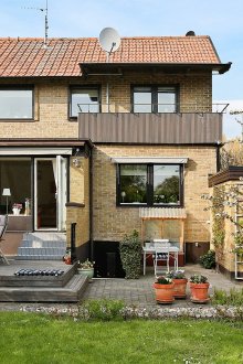 Μικρή βεράντα με τραπεζαρία και ψησταριά στην αυλή