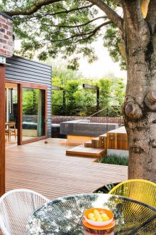 Αίθριο και πισίνα στην αυλή