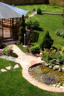 Αχυρώνα και λίμνη στην περιοχή