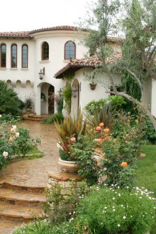 Πέτρινα μονοπάτια και δέντρα στην αυλή