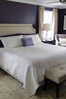 Σκούρο μωβ τοίχους και κρεμμυδάκια στην κρεβατοκάμαρα