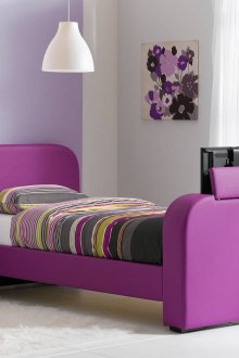 Μωβ κρεβάτι σε παιδικό δωμάτιο