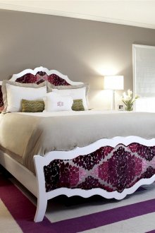 Υπνοδωμάτιο με μωβ και λευκό χαλί