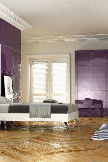 Μωβ τείχη και έπιπλα κρεβατοκάμαρας ως τόνους