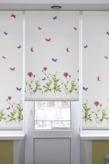 Λευκά ράφια με πεταλούδες στο φυτώριο