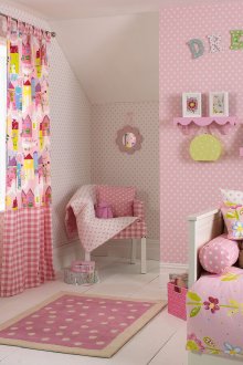 Ροζ κουρτίνες στο παιδικό δωμάτιο για το κορίτσι