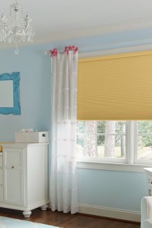 Κίτρινες περσίδες και λευκές κουρτίνες στο παιδικό δωμάτιο