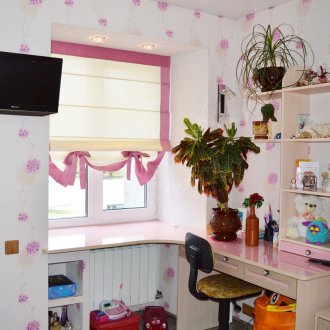 Ρωμαϊκές κουρτίνες στο παιδικό δωμάτιο για το κορίτσι