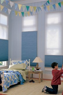 Λευκά και μπλε περσίδες σε παιδικό δωμάτιο για ένα αγόρι