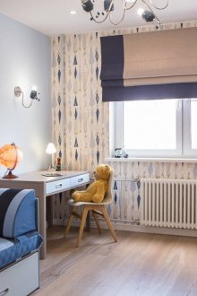 Ρωμαϊκή μπλε-μπεζ κουρτίνες στο παιδικό δωμάτιο για ένα αγόρι