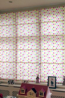 Πολύχρωμες ρωμαϊκές κουρτίνες στο νηπιαγωγείο