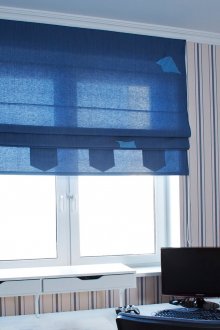 Μπλε ρωμαϊκή κουρτίνες σε ένα νηπιαγωγείο για έναν έφηβο