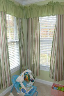 Ο συνδυασμός των περσίδων και των συμβατικών κουρτινών στο εσωτερικό του νηπιαγωγείου