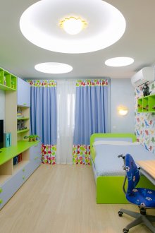 Φωτεινό μπλε κουρτίνες με πολύχρωμα ένθετα στο παιδικό δωμάτιο για το αγόρι