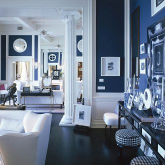 Μπλε και άσπρα χρώματα στο εσωτερικό του σπιτιού